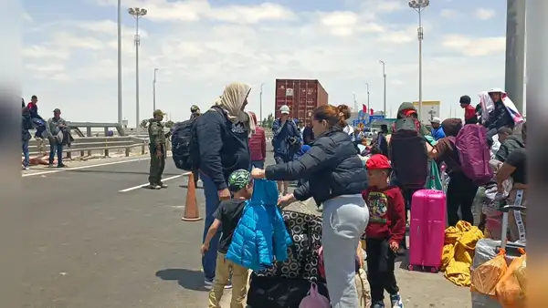 Migrantes bloquean frontera entre Perú y Chile, en la zona de Santa Rosa: exigen ingresar al territorio nacional