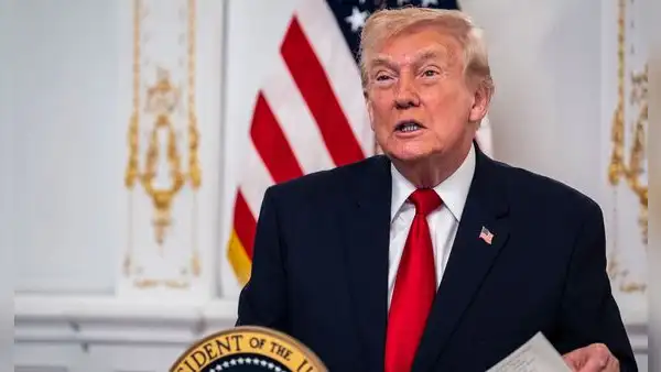Donald Trump anuncia que anula los decretos que Joe Biden rubricó con una 'máquina de firmar'