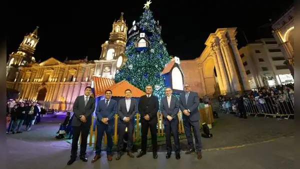 Caja Arequipa enciende la Navidad con el primer árbol interactivo del país