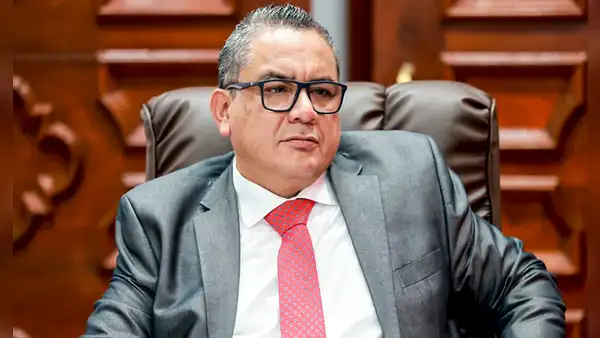 Juan José Santiváñez bajo la lupa fiscal: testigo revela que siguió dirigiendo su estudio jurídico siendo ministro
