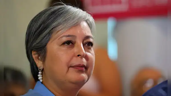 Jeannette Jara denuncia a Lipigas por presunto envío de mensajes políticos a favor de Kast en pleno día de elecciones