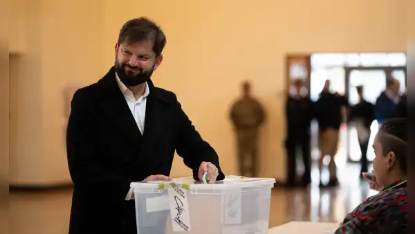 Gabriel Boric votó por última vez como presidente en las elecciones entre Jara y Kast: "Chile es solo uno"