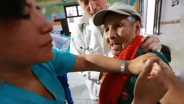 Regiones del país refuerzan medidas preventivas y vigilancia por súper gripe A H3N2: "Les pedimos vacunarse"