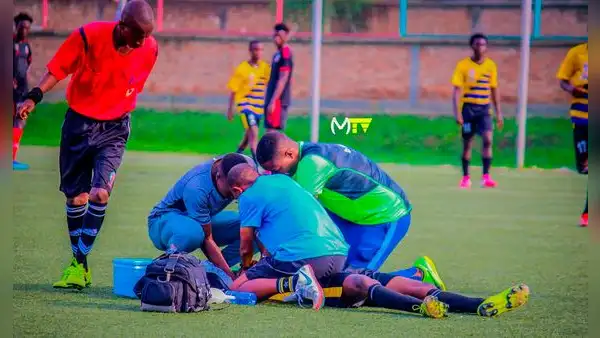 Jugador muere tras desplomarse en pleno partido de la segunda división de Burundi: se habría tragado una moneda