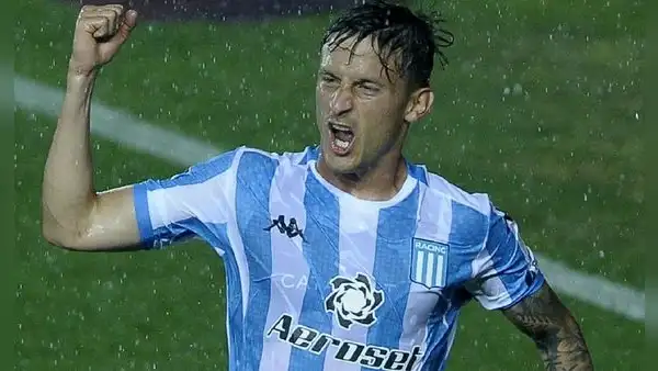 Universitario llegó a un acuerdo con Racing Club para el préstamo por un año del extremo Héctor Fertoli