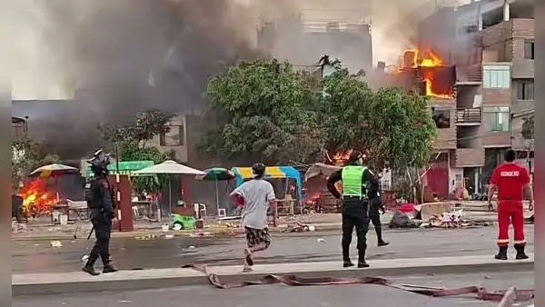 Voraz incendio consume taller de pirotécnicos en Santa Anita y pone en riesgo a varias viviendas