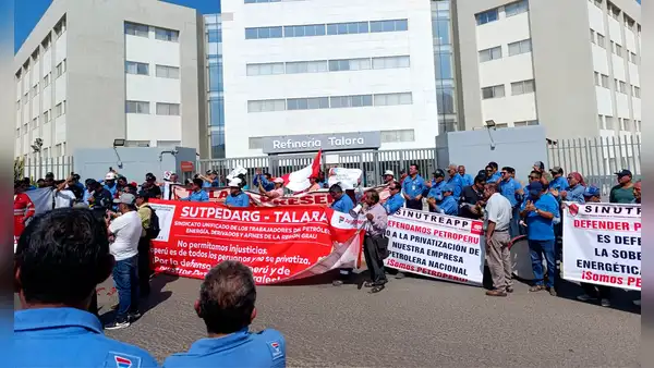 Piura: sindicatos protestan frente a refinería de Talara en contra de posible privatización de Petroperú