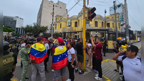 Venezolanos se congregan en su embajada en Perú tras anuncio de captura de Nicolás Maduro