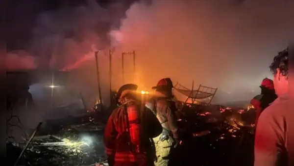 Voraz incendio reduce a cenizas al menos 10 viviendas reconstruidas en el Callao