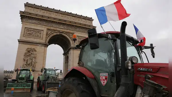 Agricultores irrumpen en París dentro de tractores en protesta contra posible acuerdo entre la UE y el Mercosur