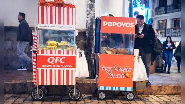 Emprendedores colocan quioscos de QFC y Pepoyos en plena calle del Cusco y en redes bromean: “La competencia esta dura”