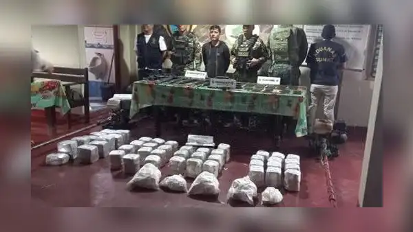 Loreto: Cae narco con 160 kilos de cocaína, seis fusiles, una pistola y municiones