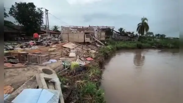 Iquitos: ciudadanos destruyen sus viviendas ante incremento del río Ucayali