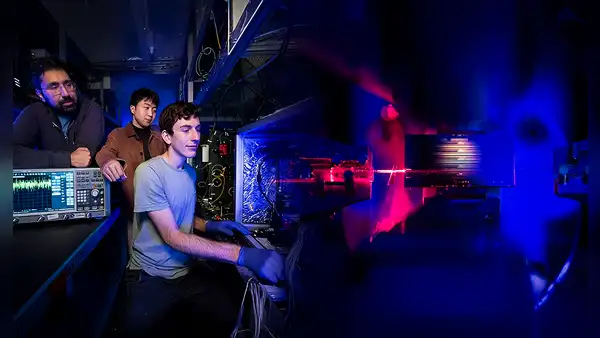 Físicos crean un micro dispositivo del tamaño de un chip que multiplica la intensidad de la luz hasta por 100 veces