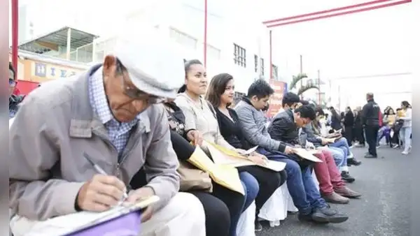 Extrabajadores públicos peruanos ya podrán retirar compensación económica según la ley N° 27803: Conoce los detalles