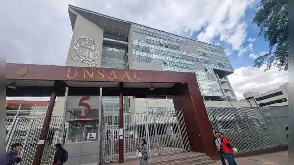 Policía interviene a tres presuntos 'suplantadores' durante examen de admisión en la Unsaac en Cusco