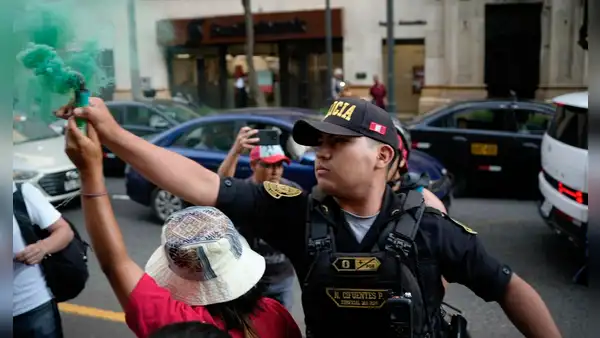 Policía quita bengala y se burla de manifestantes durante protesta contra ''albergue'' de Milagros Jaúregui