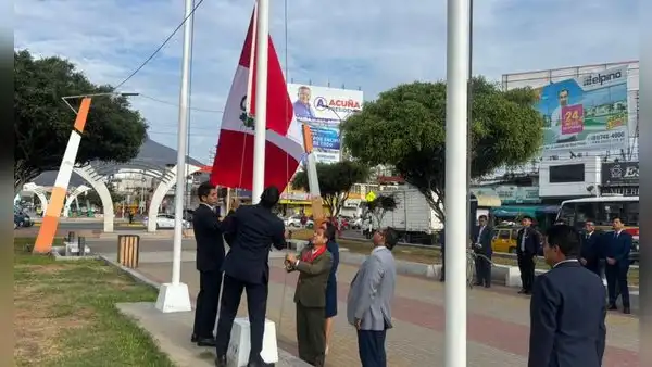 Dr. Oscar Pérez Sánchez lidera izamiento del pabellón nacional en el frontis de la Sede Judicial