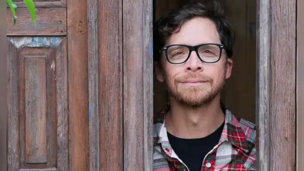 Luis Carlos Burneo presenta ‘La Habitación Secreta’, su show que combina stand up comedy y música en vivo