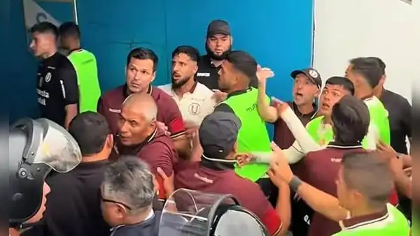 Javier Rabanal, Jairo Concha y Caín Fara protagonizan fuerte intercambio de palabras con hinchas de Sporting Cristal