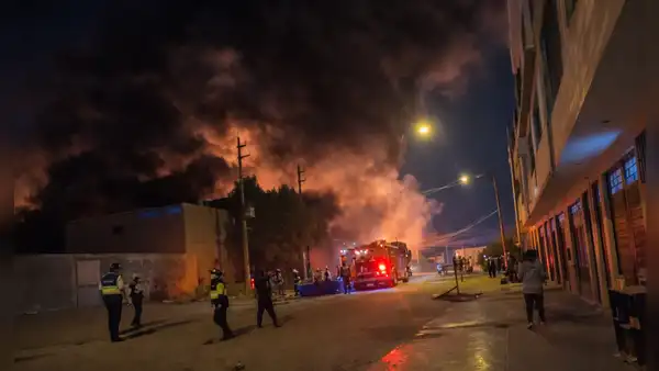 Comas: voraz incendio en fábrica de colchones moviliza decenas de unidades de bomberos
