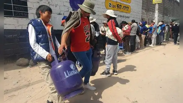 Arequipeños hacen filas desde la madrugada por un balón de gas doméstico: hay incremento de precio y temor a escasez