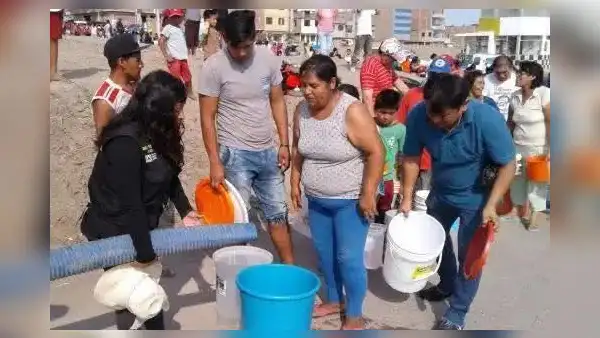 Desesperación en Mala por falta de agua: vecinos cargan baldes y recurren a vertientes no potables
