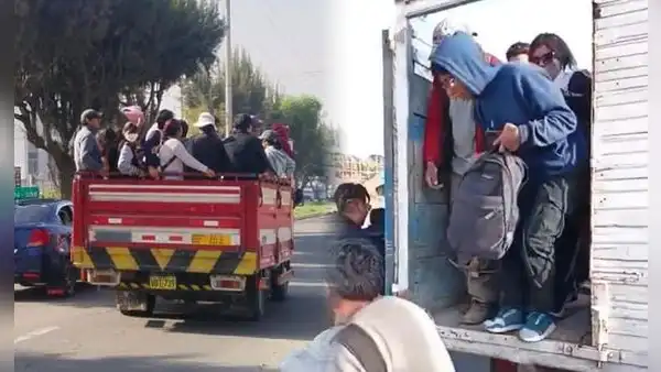 Arequipa: pasajeros viajan en camiones tras paralización de transportistas por alza de combustible