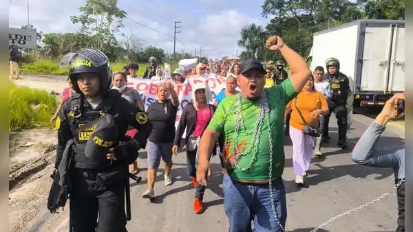 Padres bloquean carretera en Loreto el primer día de clases para exigir reconstrucción de colegio: “Exponen sus vidas”