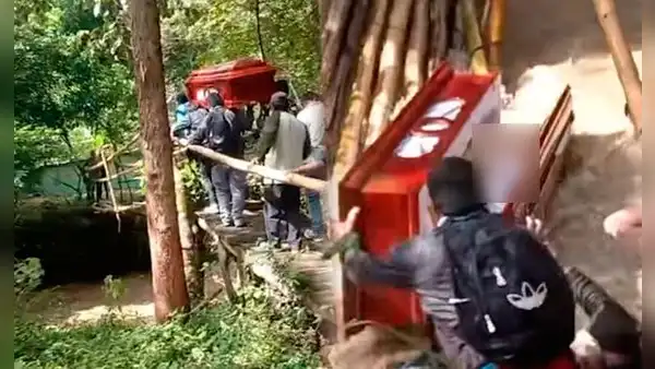 Ataúd cae al río tras colapso de puente peatonal en Jaén mientras era trasladado por familiares