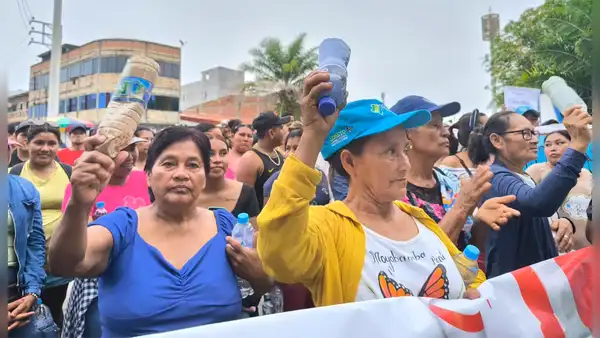 Iquitos: padres de familia protestan en el GORE Loreto por colegios en colapso e inundaciones en el distrito de Belén
