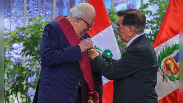 Julio Velarde: Presidente Balcázar condecora al titular del BCRP con la más alta distinción que otorga el Estado peruano
