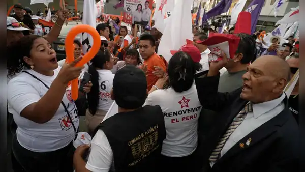 Debate presidencial: portátiles del APRA y el fujimorismo se enfrentan a las afueras del Centro de Convenciones
