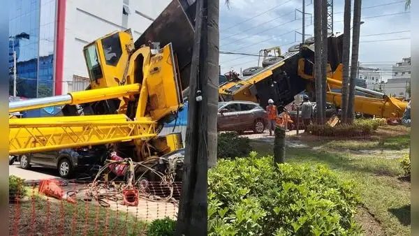Grúa se vuelca y causa daños a vehículos estacionados en la av. Del Pinar en Surco: un conductor resultó herido