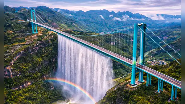 China rompe un récord al crear un puente con cascada que reduce viajes a 2 minutos y supera 2 veces el tamaño de la Torre Eiffel
