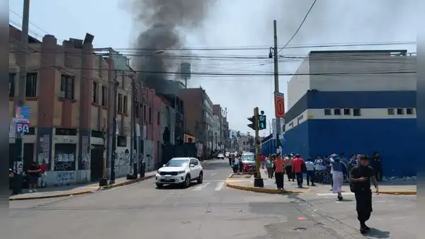Nuevo incendio frente al Hospital Almenara: edificio se prende en llamas en La Victoria