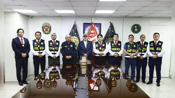 Elecciones 2026: PNP condecora a Fernando Rospigliosi por respaldo del Congreso a ley pro crimen