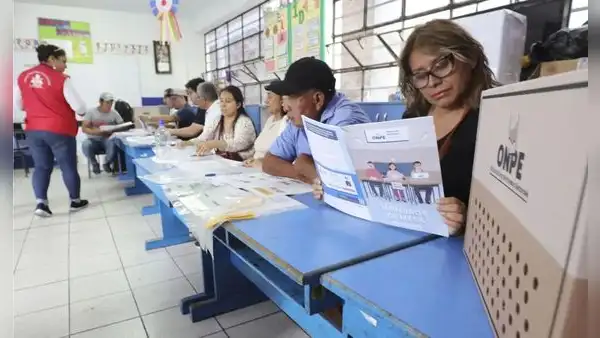 Ciudadanos reportan que mesas de votación no abren por falta de material electoral en varios puntos de Lima