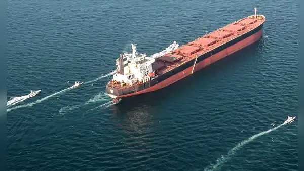 Irán vuelve a cerrar Ormuz ante bloqueo de EE.UU. y atacan un petrolero cerca del estrecho: "Lista para que prueben nuevas derrotas"
