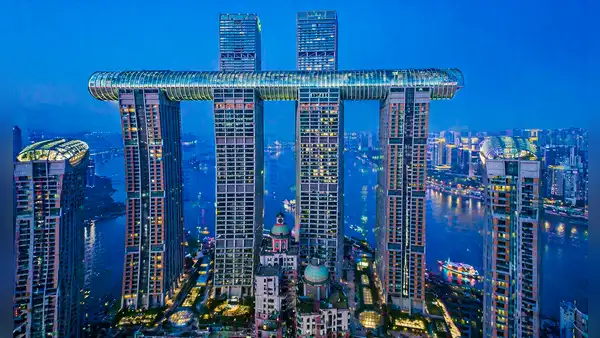 China marca un hito histórico con el rascacielos horizontal más alto del mundo a 250 metros de altura: pesa como la Torre Eiffel