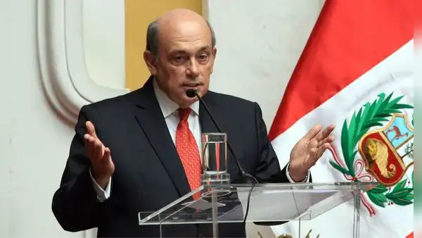 Canciller Hugo Zela renuncia al cargo y llama mentiroso a Balcázar por firma de contrato en compra de aviones