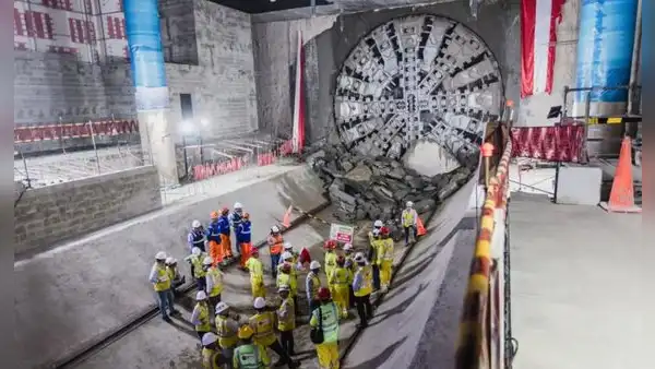 La megamaquinaria que se encuentra operando en Perú mide 120 m. de largo y pesa 1.750 toneladas: ayuda en la construcción de un importante proyecto