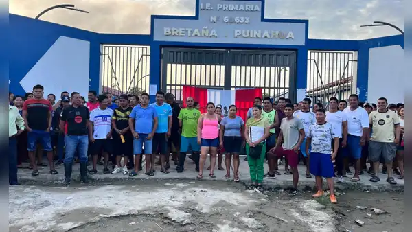 Padres de familia toman colegio en Loreto por falta de maestros que deja sin clases a más de 400 escolares
