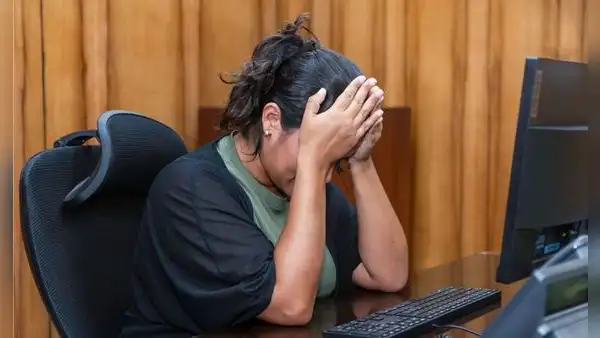 Salud mental en alerta: 7 de cada 10 casos de ansiedad y depresión laboral afectan a mujeres, advierte EsSalud