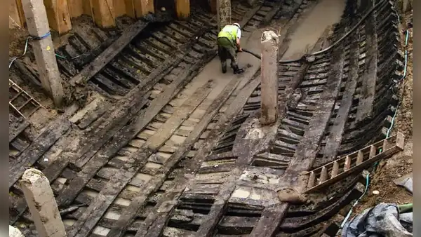 Enterrado bajo una calle desde 1360: obreros querían construir un edificio, pero descubrieron un barco medieval a 24 metros de profundidad