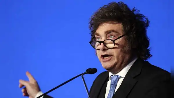 Argentina denuncia que la OMS usó brote de hantavirus en crucero para presionar su salida del organismo