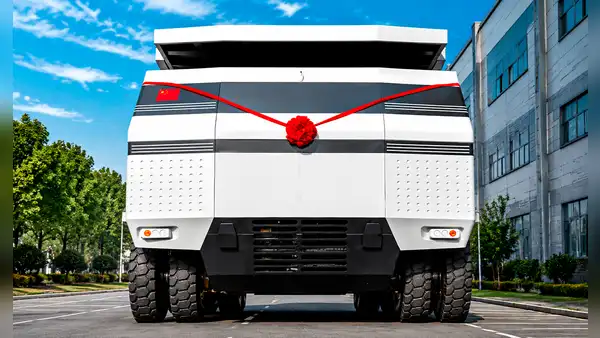 China estrena el primer camión minero sin conductor del mundo: es un 8x4 que gira sobre su eje para dominar terrenos difíciles