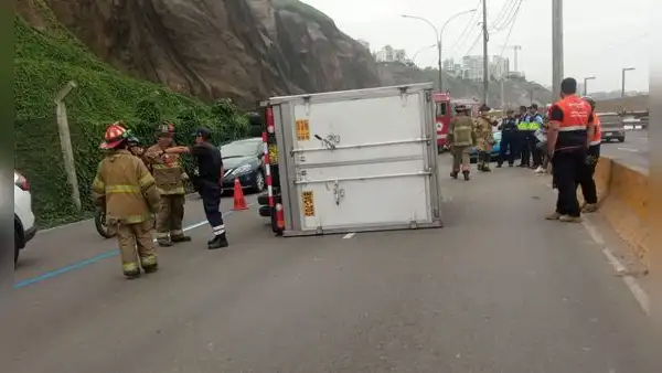 Accidente en la Costa Verde interrumpe tránsito a la altura de playa La Pampilla en Miraflores