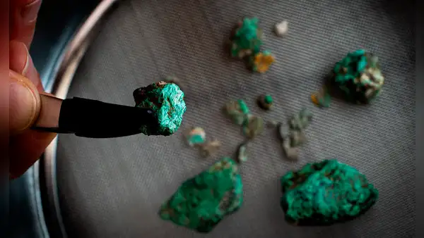 Unas misteriosas piedras verdes descubiertas en una cueva de España serían indicios de que pueblos prehistóricos trabajaron el cobre durante 4.000 años