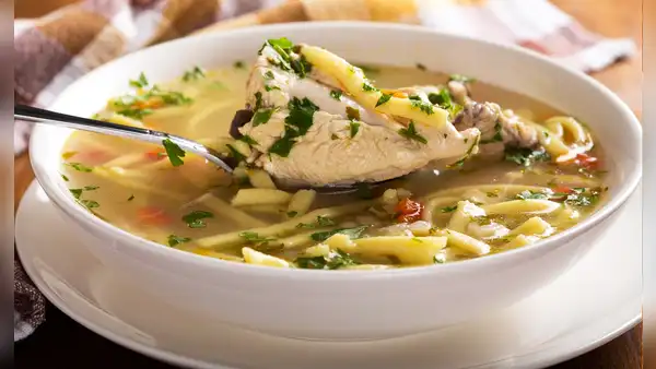 La ciencia lo avala: la sopa de pollo ayuda a recuperarnos más rápido de la gripe y resfriados